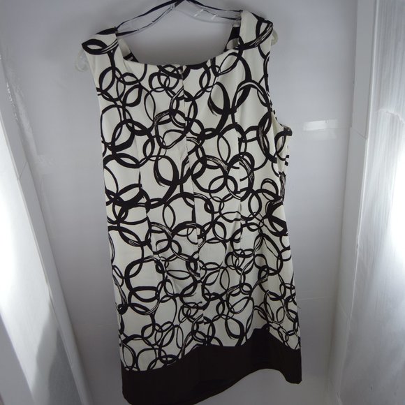 Dress Barn Abstract Circles Dress - Picture 2 of 6